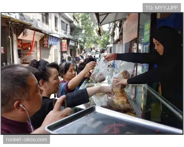杨倩在路边摊啃肉夹馍手腕那块金表，瞬间被现实教育了